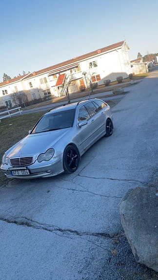 Mercedes-Benz C270 2 of 6