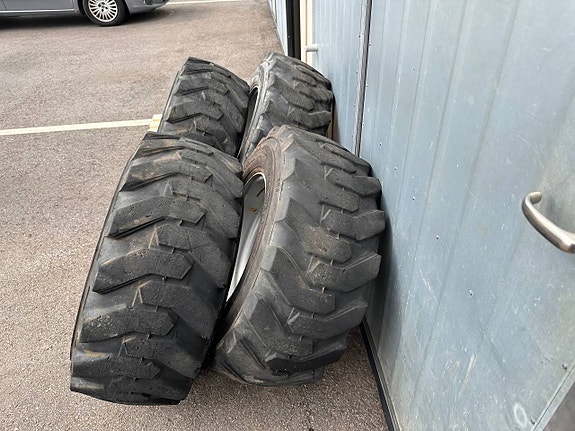 4 st maskindäck / entreprenaddäck med fälg – 12-16.5 4 of 9
