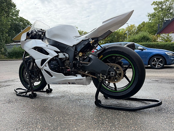 Kawasaki Ninja ZX-6R 2 of 6