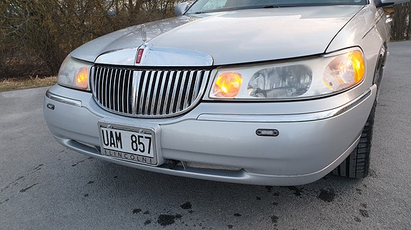Lincoln Town Car 3 of 4