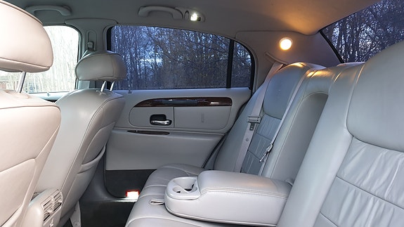 Lincoln Town Car 2 of 4