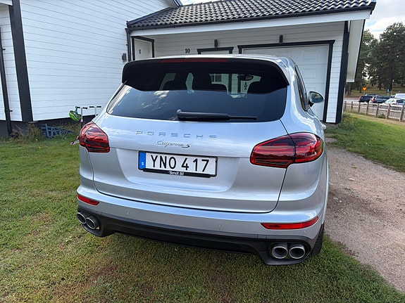Porsche Cayenne S 3 of 6