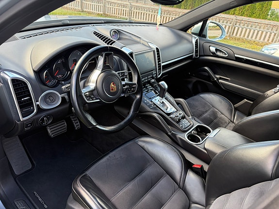 Porsche Cayenne S 2 of 6