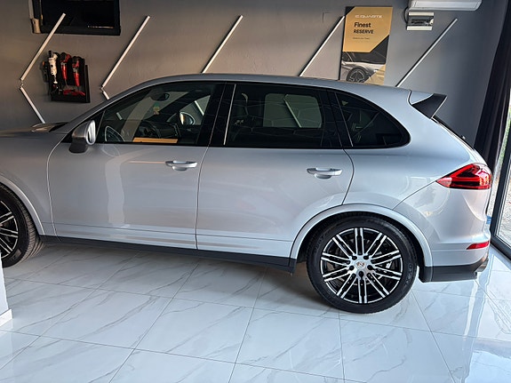 Porsche Cayenne S 4 of 6