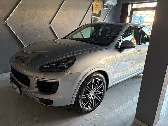 Porsche Cayenne S 5 of 6