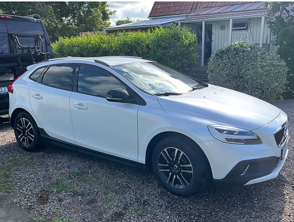 Volvo V40 Cross Country 2 of 4
