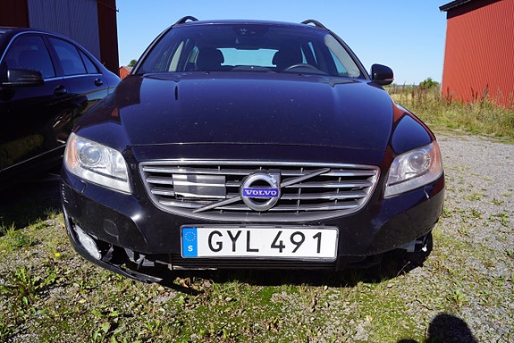 Volvo V70 2 of 9