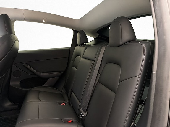 Tesla Model Y 18 of 30