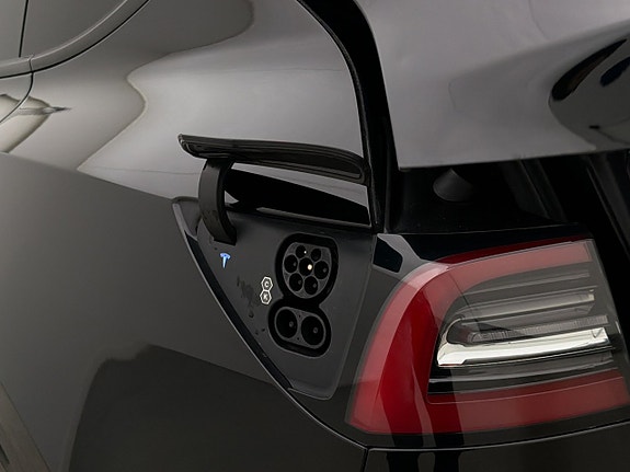 Tesla Model Y 10 of 30