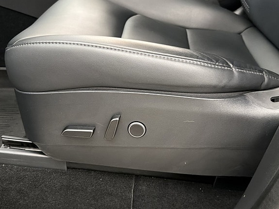 Tesla Model Y 27 of 30