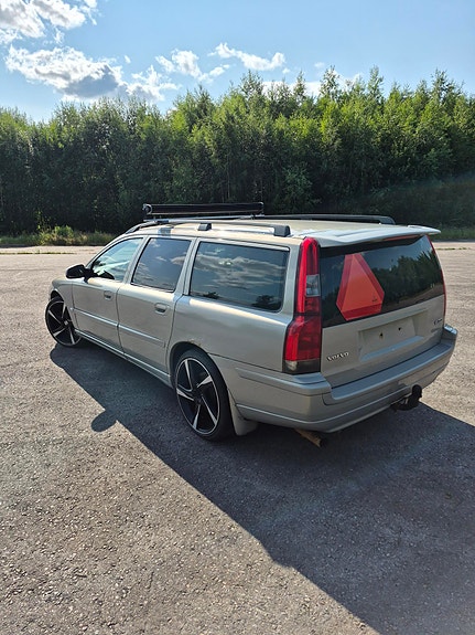 Volvo V70 2 of 6