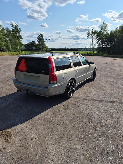 Volvo V70 3 of 6