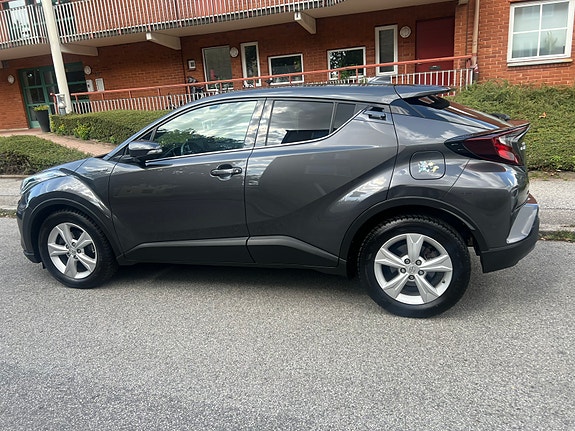 Toyota C-HR 2 of 7