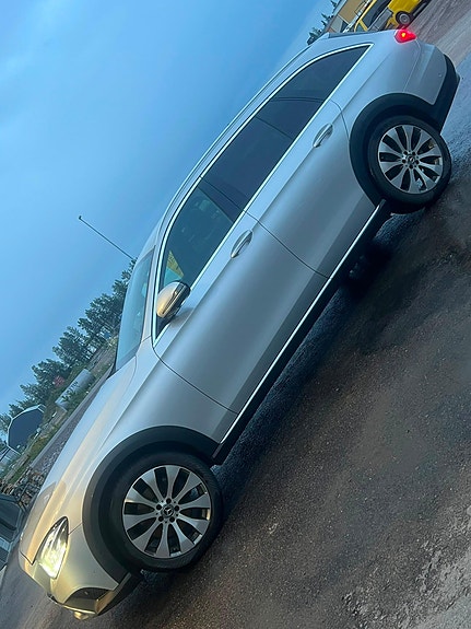 Mercedes-Benz E220 d 2 of 7