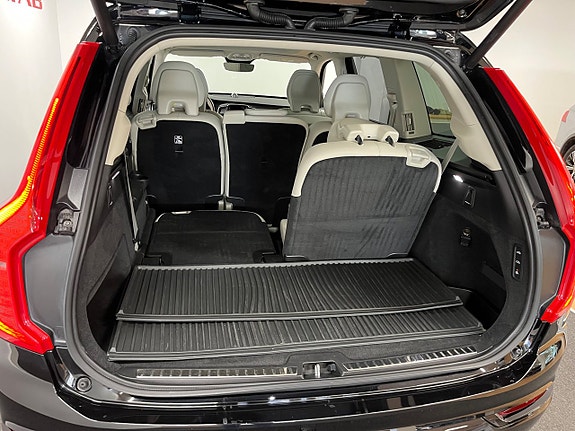 Volvo XC90 10 of 27