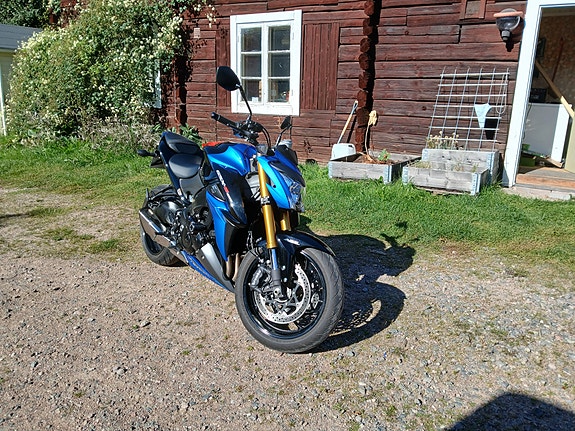 Suzuki GSX-S 1000 2 of 5
