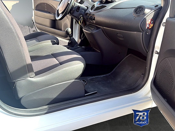 Renault Twingo 8 of 10