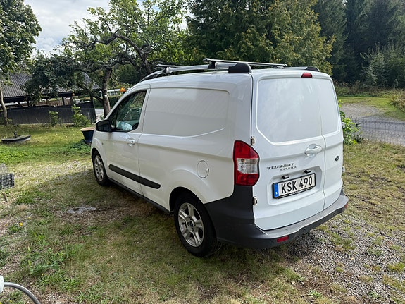 Ford Transit Courier 3 of 7