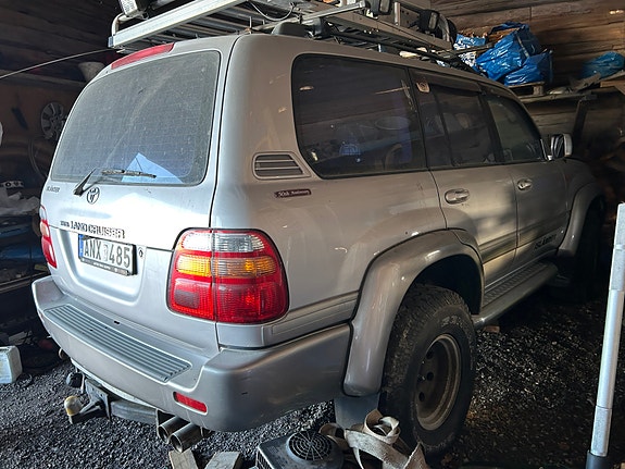 Toyota Land Cruiser 2 of 6