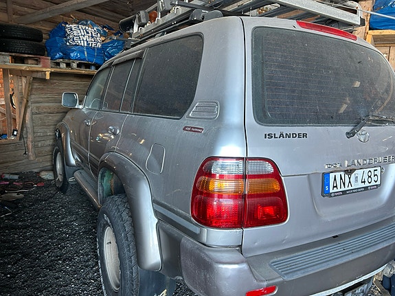 Toyota Land Cruiser 3 of 6
