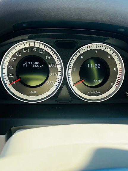 Volvo V70 8 of 16
