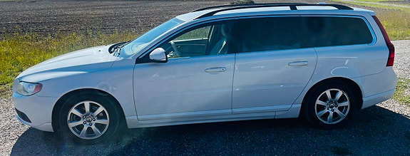 Volvo V70 2 of 16