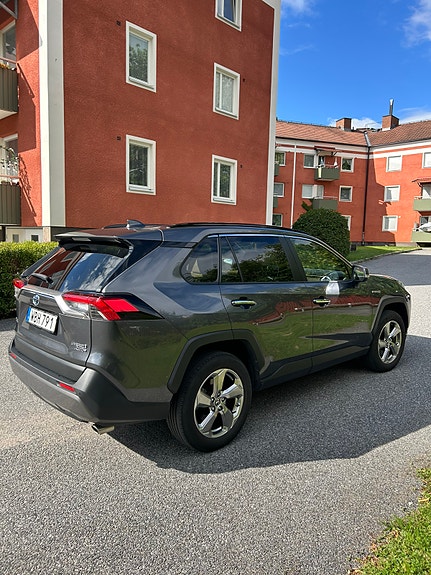 Toyota RAV4 3 of 6
