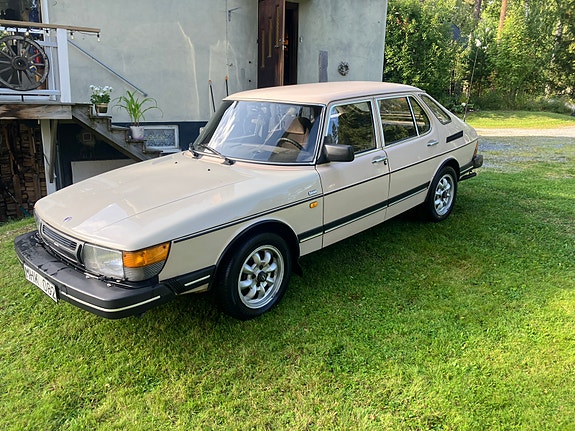 Saab 900 2 of 9