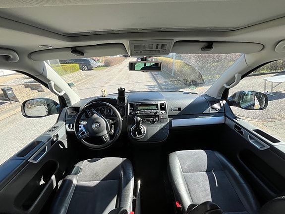 Volkswagen Multivan 3 of 9