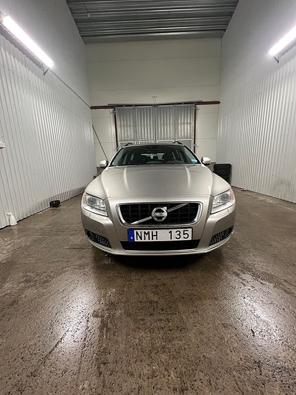Volvo V70 2 of 13