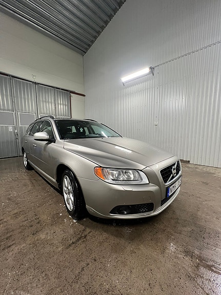 Volvo V70 3 of 13