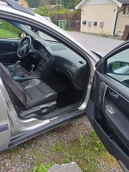 Volvo V70 2 of 3