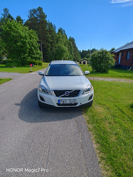Volvo XC60 2 of 7