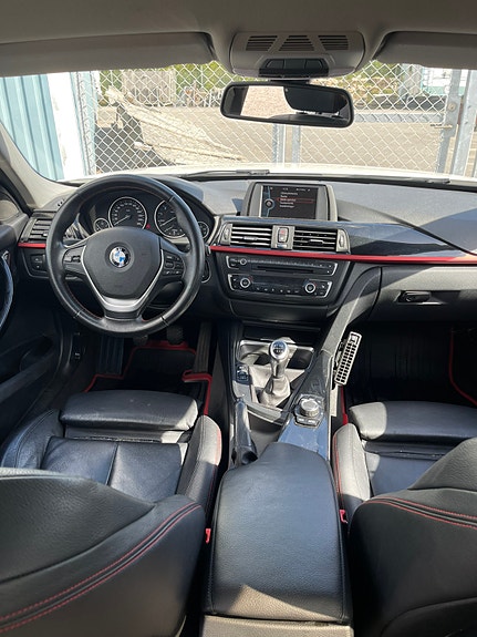 BMW 320i 11 of 13