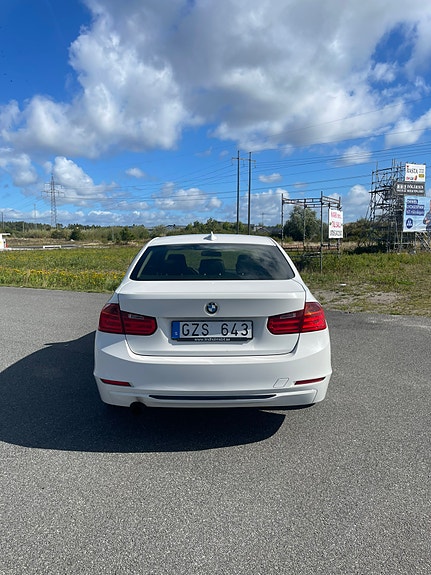 BMW 320i 4 of 13