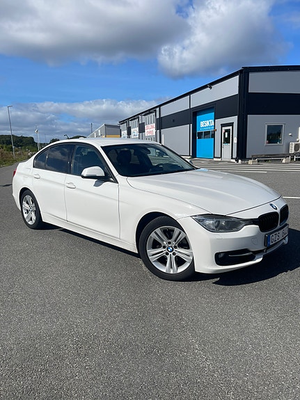 BMW 320i 2 of 13