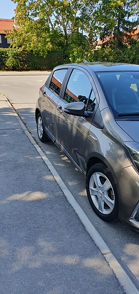 Toyota Yaris 2 of 6