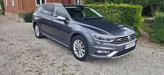 Volkswagen Passat Alltrack 2 of 8