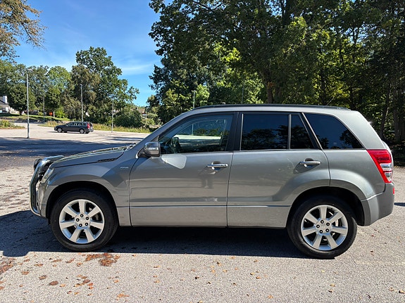 Suzuki Grand Vitara 2 of 7
