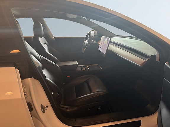 Tesla Model 3 9 of 17