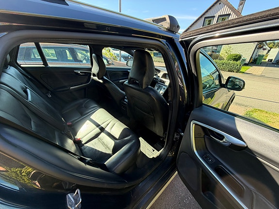 Volvo V60 Cross Country 3 of 6