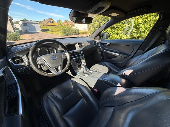 Volvo V60 Cross Country 2 of 6