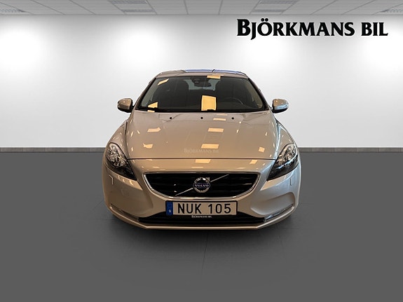 Volvo V40 2 of 14