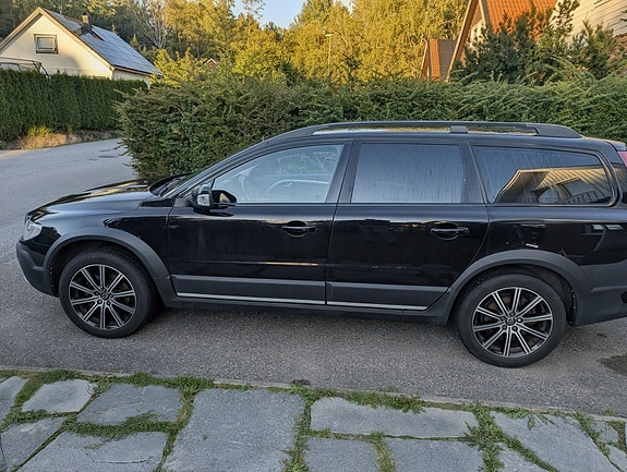 Volvo XC70 2 of 12