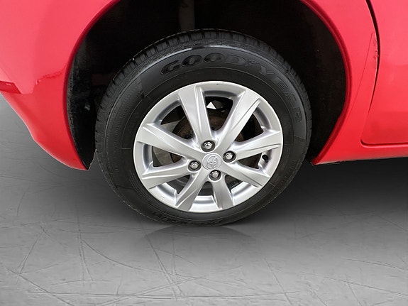 Toyota Yaris 12 of 30