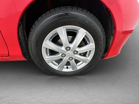 Toyota Yaris 13 of 30
