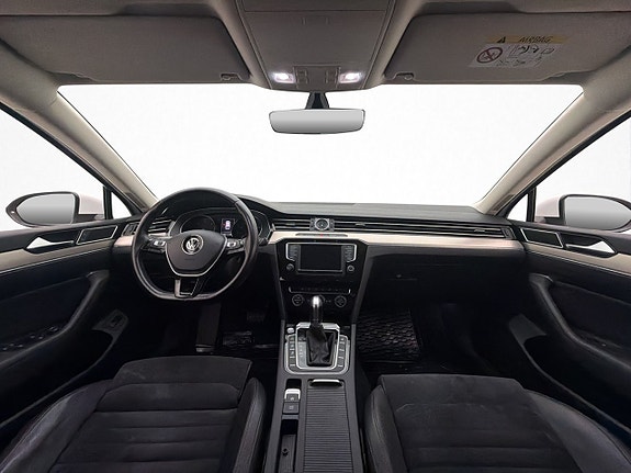 Volkswagen Passat 13 of 30