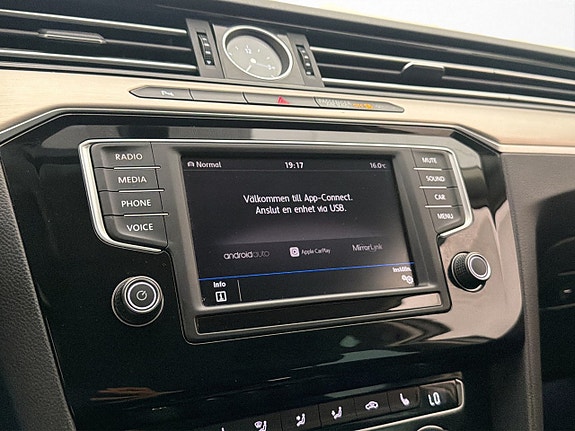 Volkswagen Passat 21 of 30