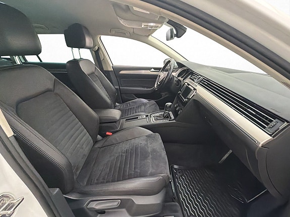 Volkswagen Passat 24 of 30