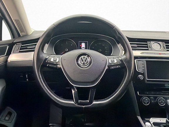 Volkswagen Passat 14 of 30